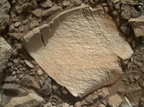 عثور على صخرة على سطح المريخ بواسطة المسبار كيريوسيتي ، تحتوي على  نسبة عالية من السيليكا 