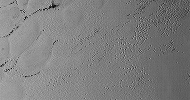 حفر وثقوب على سطح الكوكب القزم بلوتو