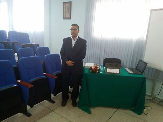 الأستاذ عبد العزيز شمار أثناء تقديم  أطروحته لنيل شهادة الدكتورة