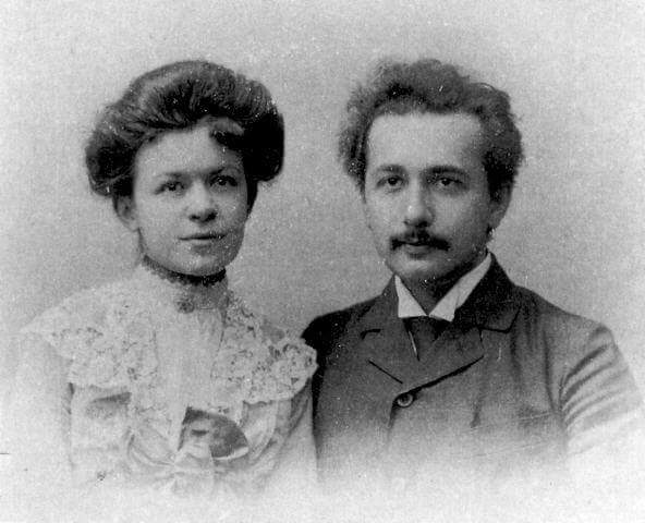 العالم الفيزيائي البرت اينشتاين وزوجته  Chtoukaphysique