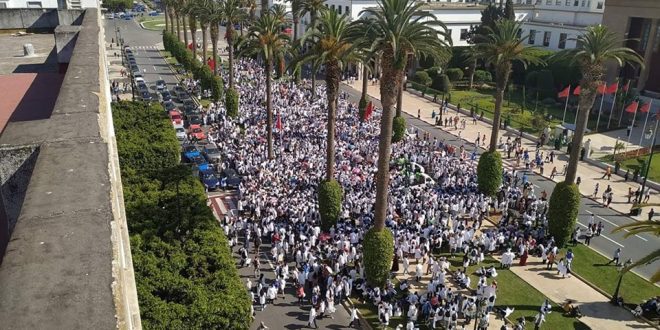 في هذه الاثناء اطباء المستقبل يجوبون شوراع الرباط احتجاجا على عدم التزام وزارتي الصحة والتعليم بالتزاماتها